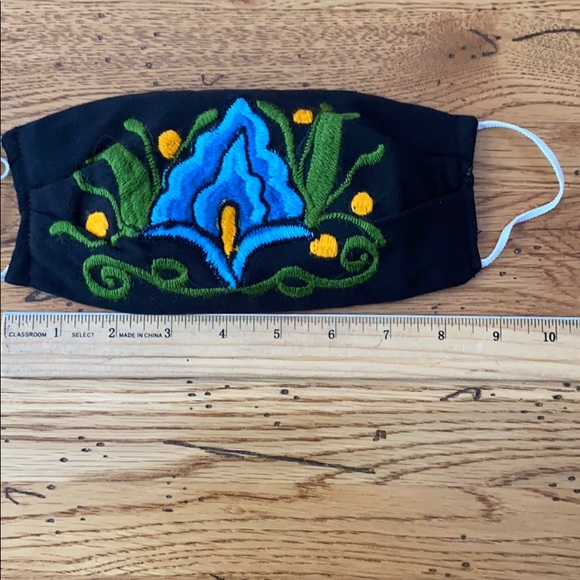 Face mask | Flowers | Artisan | Embroidered - Picture 2 of 5